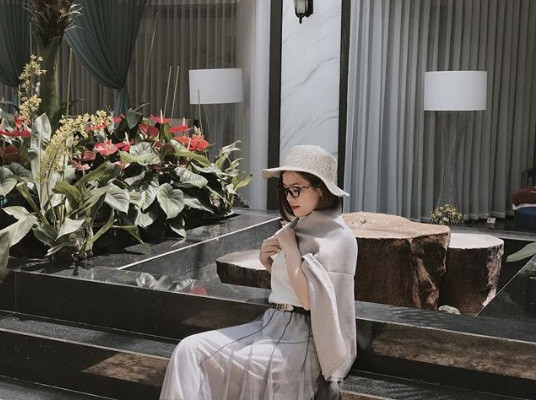 Có lúc Huyền My chọn trang phục công sở chỉn chu, khi thì lại bánh bèo nữ tính.