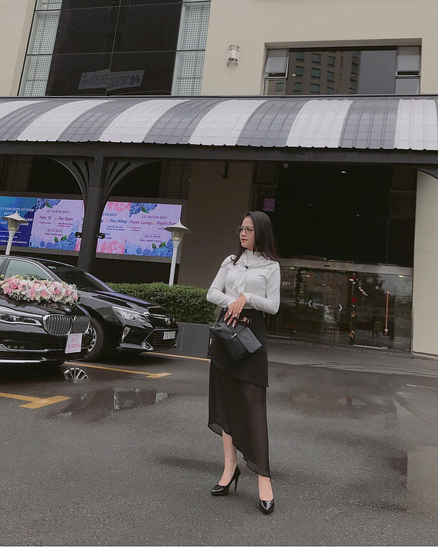 Huyền My cũng thường xuyên phối hai trang phục màu sắc đen trắng đầy tinh tế. Ảnh: Instagram NV. Video "Minh Hằng chia sẻ về phong cách thời trang". Nguồn: VTC.