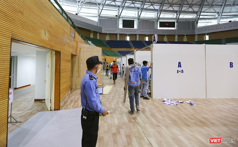 Các công nhân lắp đặt tại bệnh viện dã chiến này đều được theo dõi sức khỏe hàng ngày. Ảnh: Viettimes.