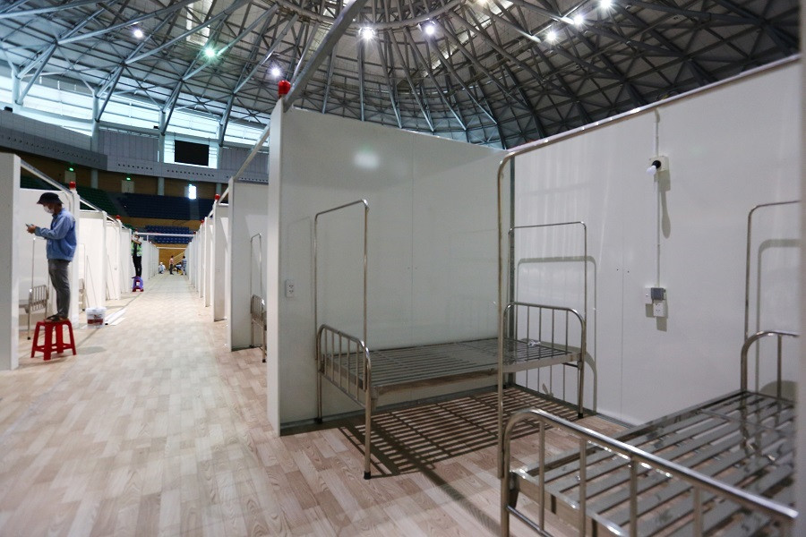 Sở Y tế Đà Nẵng đã chỉ định bà Trần Thanh Thủy, Phó Giám đốc Sở Y tế TP đảm nhiệm chức vụ Giám đốc bệnh viện dã chiến. Bà Thủy sẽ phụ trách về hậu cần, tổ chức. Mỗi phòng bệnh sẽ bố trí 2 giường điều trị. Ảnh: Vietnamnet.