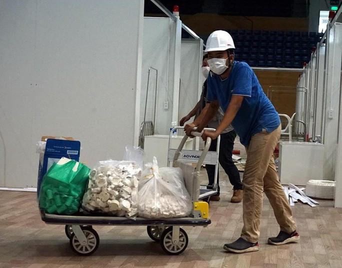 Hàng trăm công nhân đang gấp rút hoàn thành những công đoạn cuối trước khi đưa thiết bị y tế vào. Ảnh: BYT.