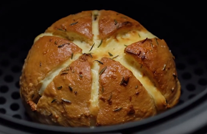 Lam banh mi bo toi pho mai nhanh - gon - ngon bang noi chien khong dau-Hinh-5