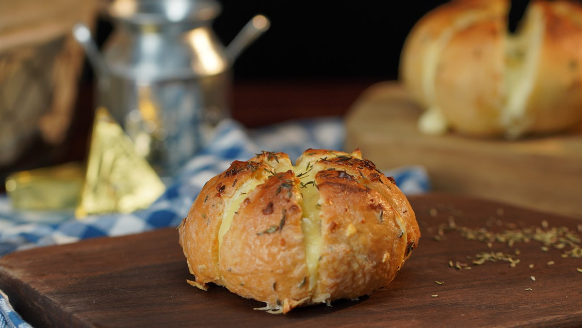Lam banh mi bo toi pho mai nhanh - gon - ngon bang noi chien khong dau