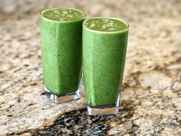 Sinh tố rau xanh: Hãy chọn các loại rau lá sẫm màu để làm sinh tố. Một cốc sinh tố rau xanh sẽ cung cấp cho bạn đủ các chất chống oxy hóa và dưỡng chất, đồng thời giúp giảm axit dạ dày nhanh chóng.