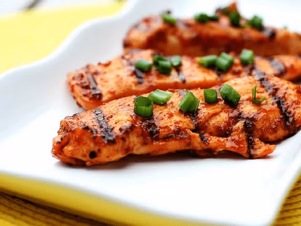 Thịt gà: Thịt gà chứa các protein hỗ trợ ngăn ngừa axit dạ dày. Đừng chiên hay chiên ngập dầu mà hãy rán hoặc áp chảo thịt gà, đồng thời tránh thêm quá nhiều gia vị.