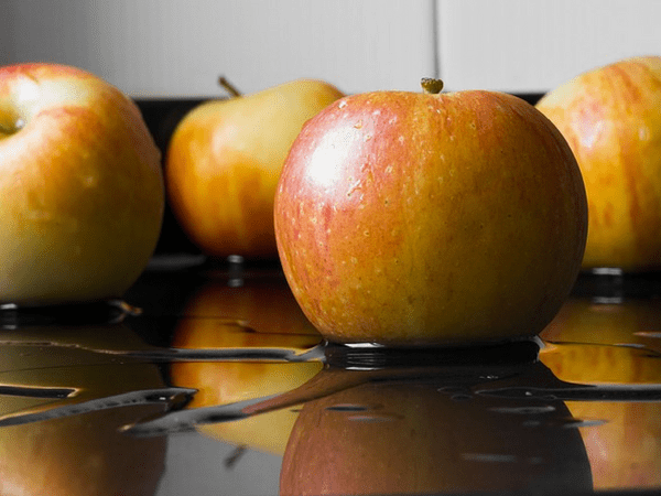 Giấm táo: Giấm táo hay táo đều được cho là có hiệu quả trong điều trị axit dạ dày. Mặc dù táo về bản chất mang tính axit, nhưng nó chứa các axit và enzyme lành mạnh giúp trung hòa axit dạ dày.