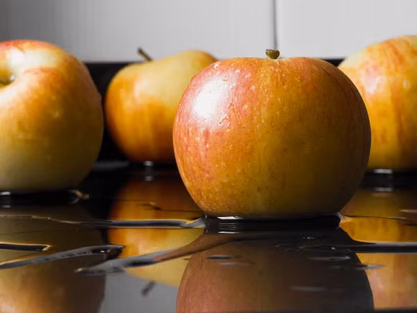 Giấm táo: Giấm táo hay táo đều được cho là có hiệu quả trong điều trị axit dạ dày. Mặc dù táo về bản chất mang tính axit, nhưng nó chứa các axit và enzyme lành mạnh giúp trung hòa axit dạ dày.