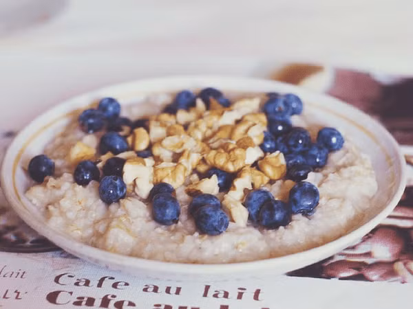 Yến mạch: Yến mạch nguyên hạt là một nguồn chất xơ dồi dào. Chất xơ hấp thụ axit trong dạ dày, nhờ đó giảm các triệu chứng axit dạ dày. Chất xơ còn giúp giảm táo bón, tăng cường sức khỏe đường ruột và giúp bạn no lâu.