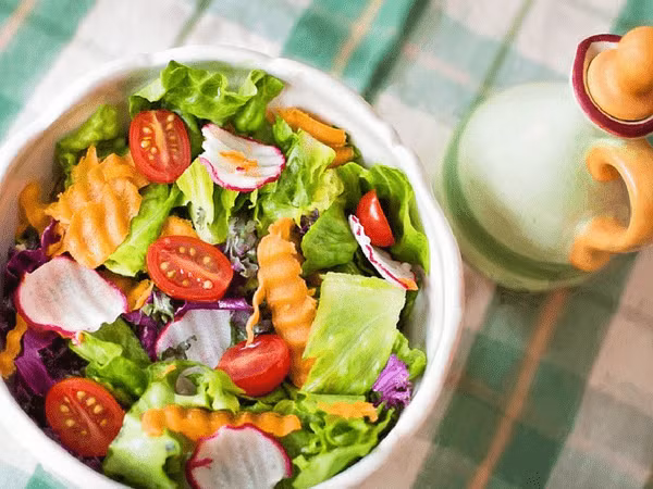 Salad rau sống: Salad có tính kiềm tự nhiên và đem lại nhiều lợi ích cho hệ tiêu hóa. Salad giúp ngừa viêm và ngăn thừa axit dạ dày nhờ có các loại rau củ xanh được xem là siêu thực phẩm giúp giảm viêm. 