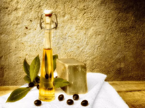 Dầu ô-liu: Dầu ô-liu giúp giảm các triệu chứng ợ hơi và khó tiêu, đồng thời có tác dụng kháng viêm. Bạn nên rưới dầu ô-liu lên thức ăn thay vì dùng dầu ô-liu khi nấu.