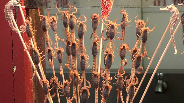 3. Bọ cạp chiên xiên que được cho là chứa rất nhiều protein, thường được bán trong các khu du lịch, trên hè phổ ở trung tâm Siem Reap, dọc bờ sông Phnom Penh.