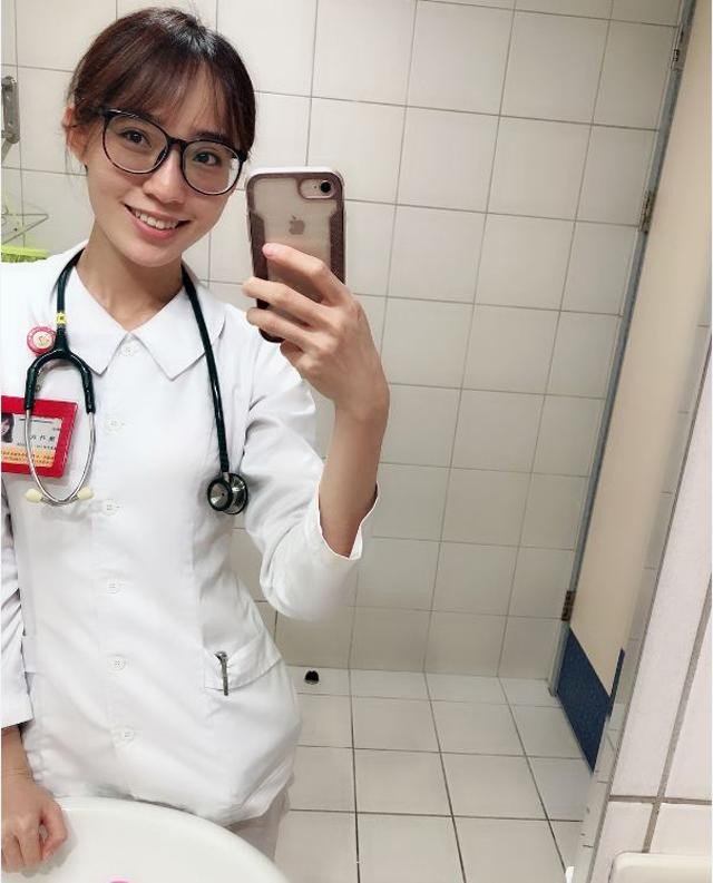 Zhengmei sở hữu thân hình vô cùng nóng bỏng với đôi chân dài miên man, thẳng tắp, không chút mỡ thừa cùng ba vòng chuẩn chỉnh như siêu mẫu.