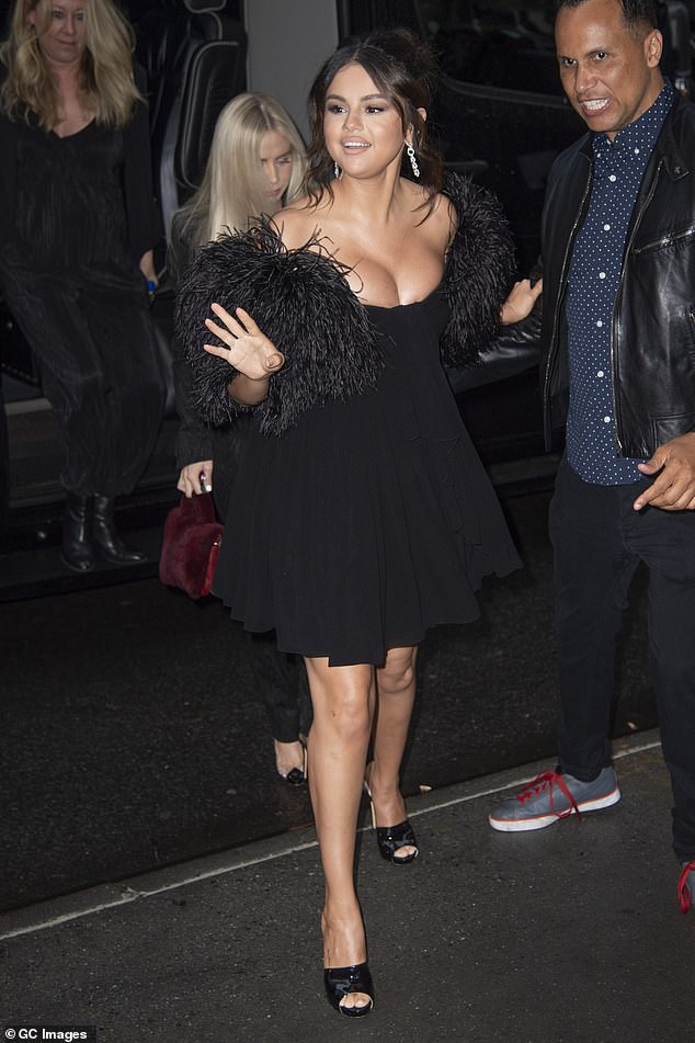 Tại một sự kiện khác, Selena chọn cho mình một chiếc váy có phần trễ nải thái quá, gần như phô bày vòng 1 bị chèn ép.