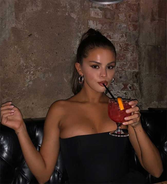 Bộ váy cúp ngực quá chật chội đã khiến vòng một của cô trở nên bẹp dí.