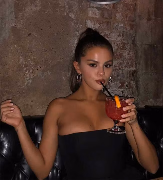 Bộ váy cúp ngực quá chật chội đã khiến vòng một của cô trở nên bẹp dí.