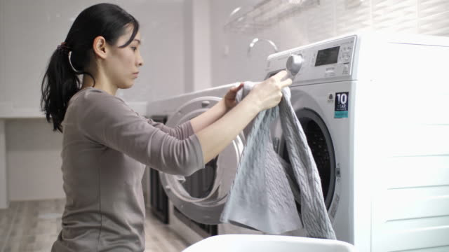 Con trai cam cui giat do cho vo, me xot roi nuoc mat!-Hinh-2