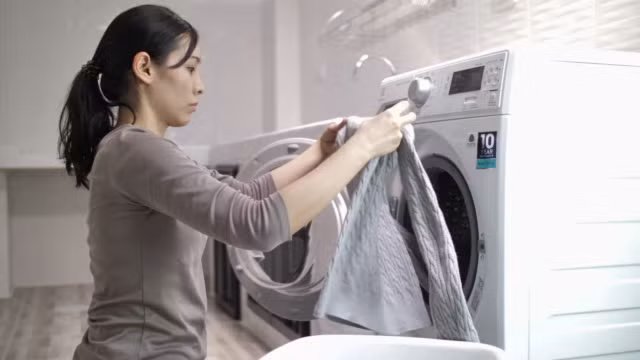 Con trai cặm cụi giặt đồ cho vợ, mẹ xót rơi nước mắt! - Hình 2 Con trai cam cui giat do cho vo, me xot roi nuoc mat!-Hinh-2