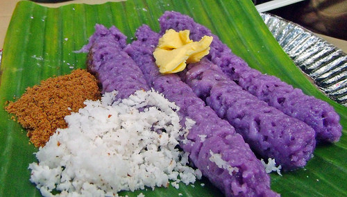 Puto Bumbong được nấu trong ống tre nên có hình thuôn dài độc đáo, thường được ăn kèm cùng đường nâu, bơ và dừa bào nhuyễn.