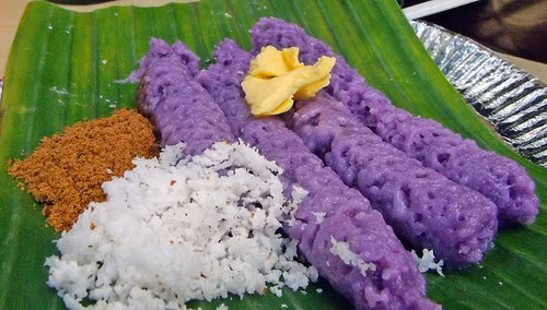 Puto Bumbong được nấu trong ống tre nên có hình thuôn dài độc đáo, thường được ăn kèm cùng đường nâu, bơ và dừa bào nhuyễn.