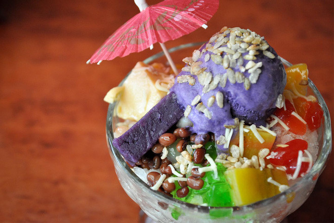 Halo Halo được làm từ sự trộn lẫn các nguyên liệu như; kem lạnh, thạch dừa, các loại đậu, hạt trân châu, thạch rau câu, chuối, khoai lang, dừa, khoai lang tím, mứt, sữa, flan, các loại trái cây…