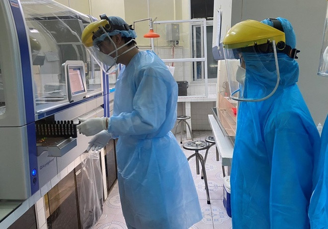 Mua may xet nghiem Covid-19: Noi 7 ty, cho chi 1,5 ty