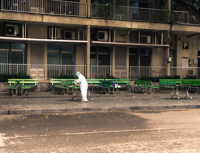 Các nhân viên y tế còn lại trong viện vừa khám chữa bệnh, chăm sóc bệnh nhân, vừa phải tuân thủ quy định nghiêm ngặt về phòng lây nhiễm COVID-19. Ảnh: Internet. Video "Bệnh viện Bạch Mai vẫn tiếp nhận bệnh nhân nguy kịch". Nguồn: VTC Now.