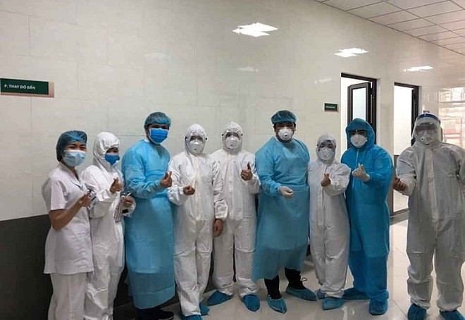Các y bác sĩ ở Bạch Mai phải điều trị lượng lớn bệnh nhân còn lại trong khi hơn 200 bác sĩ phải cách ly do tiếp xúc gần các ca nhiễm COVID-19. Họ đang làm thay công việc chăm sóc bệnh nhân để thân nhân bệnh nhân đi cách ly, lấy mẫu hơn 7.000 người, hỗ trợ khử khuẩn bệnh viện, trấn an tâm lý bệnh nhân...Ảnh: BVCC.