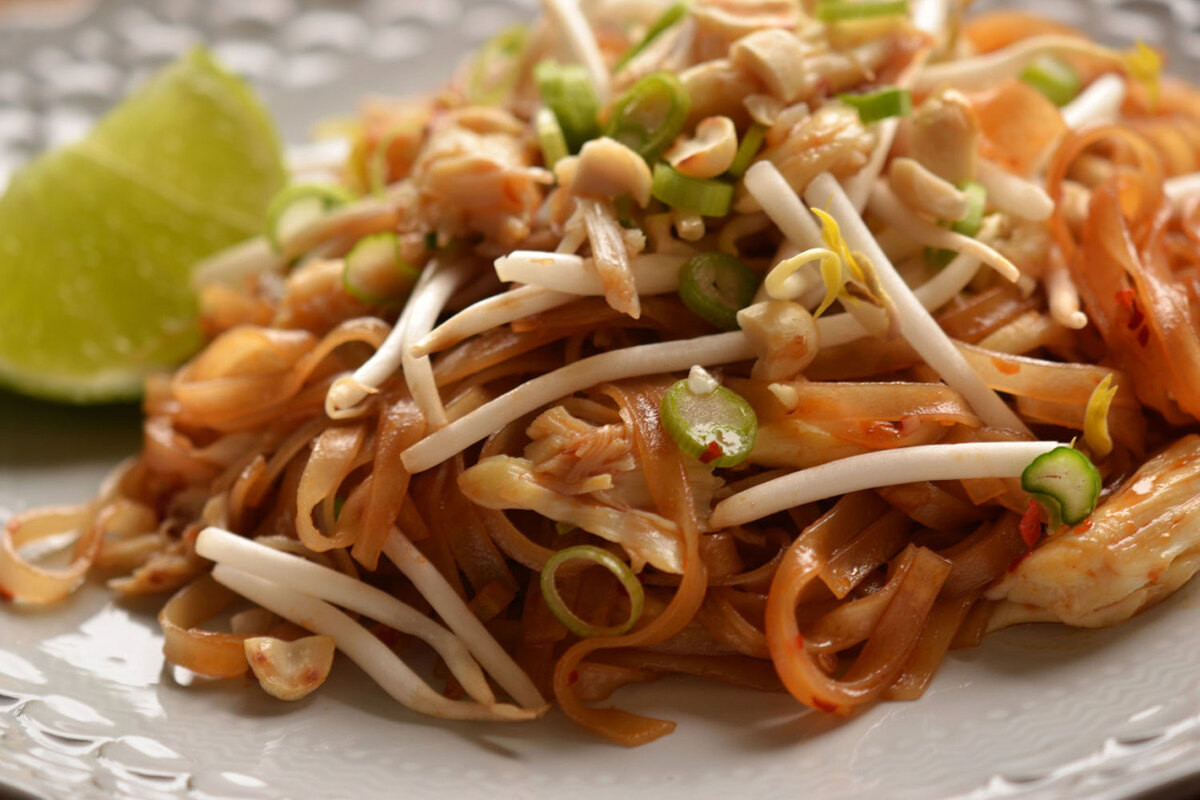 Ngoài các món ăn Việt, Pad Thái nổi danh xứ chùa Vàng cũng góp mặt trong danh sách những món sợi gạo ngon ở châu Á. Đây là một món mì gạo xào truyền thống và rất nổi tiếng của người dân xứ sở chùa vàng. Du khách có thể bắt gặp món ăn này tại các khu chợ đêm, các nhà hàng từ bình dân đến cao cấp.