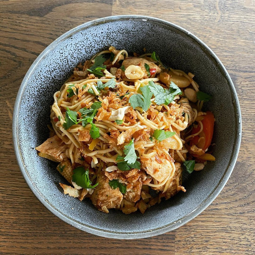 Thành phần món ăn gồm có mì gạo (bánh phở) xào với trứng và đậu phụ cùng ớt đỏ, bột me, nước mắm và đường thốt nốt. Đĩa Pad Thái thường được trộn cùng lạc rang giã nhỏ, tôm tươi hoặc khô, tỏi, hẹ tây...