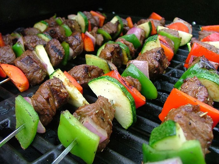 Giảm thời gian nướng. Có thể giảm thời gian nước thực phẩm bằng cách cắt chúng thành từng miếng nhỏ hoặc chế biến sơ qua bằng bếp hay lò vi sóng trước khi nướng. Nên nướng đồ ăn ở nhiệt độ thấp hoặc vừa phải để hạn chế khói, thường xuyên lật các món nướng để giúp thịt chín đều, tránh cháy sém một phía.