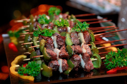 Nướng thịt kèm với rau củ. Rau củ không chỉ giúp trang trí cho món ăn thêm hấp dẫn mà còn có nhiều tác dụng tốt đối với sức khỏe. Khi nướng đồ ăn, các hợp chất PAHs và HCAs sẽ không hình thành khi nướng kèm theo rau củ. Thêm vào đó, các chất chống oxy hóa có trong rau củ sẽ phát huy tác dụng khi ăn kèm với thịt giúp phòng ngừa ung thư.