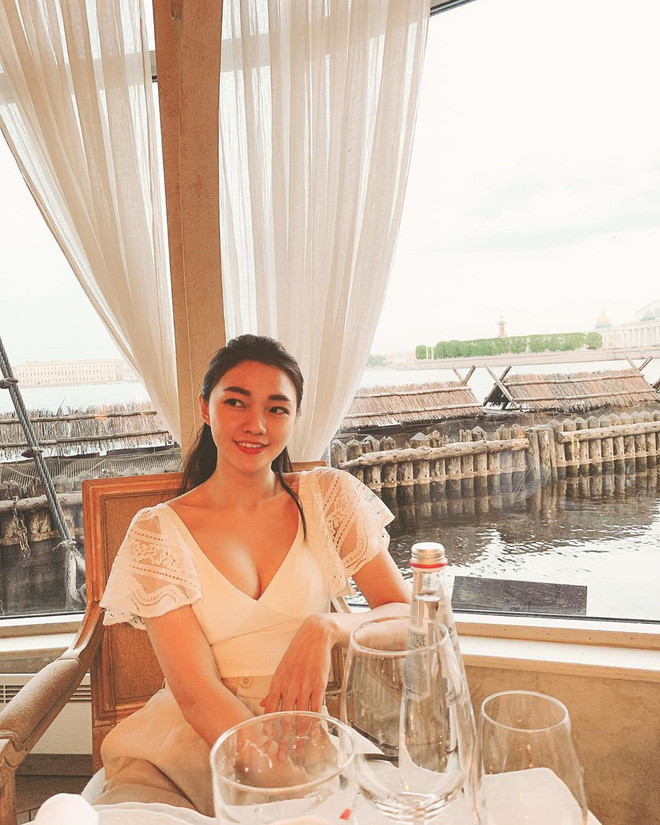 Các kiểu váy áo xẻ ngực sâu giúp cô nàng khoe trọn vòng một nóng bỏng.