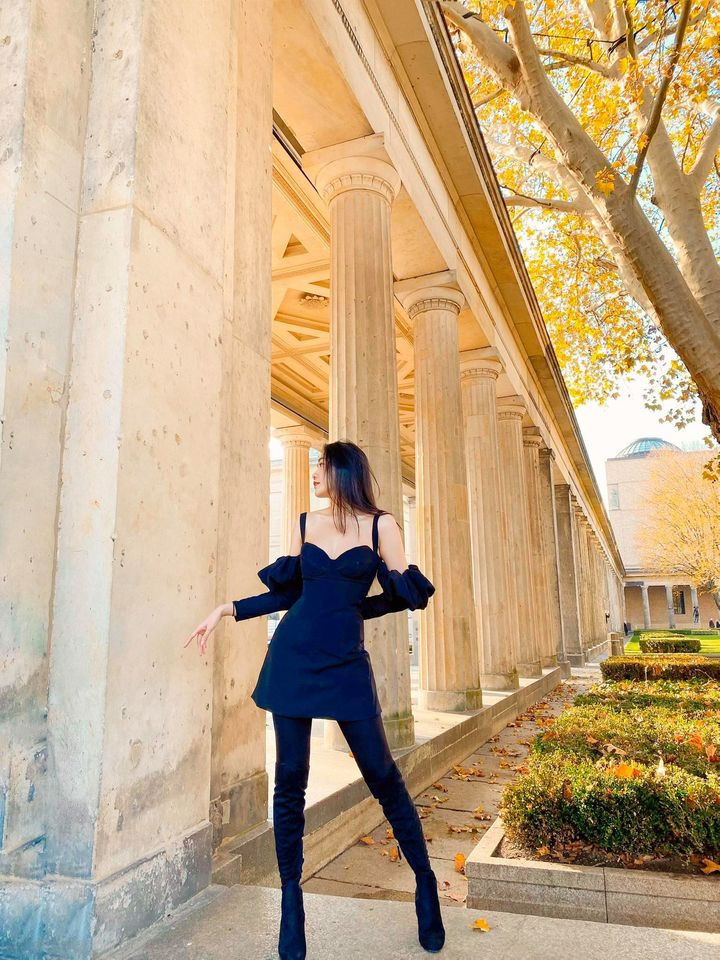 Thu Thảo trông cực sành điệu khi phối chiếc đầm hai dây cùng đôi boot cao cá tính.