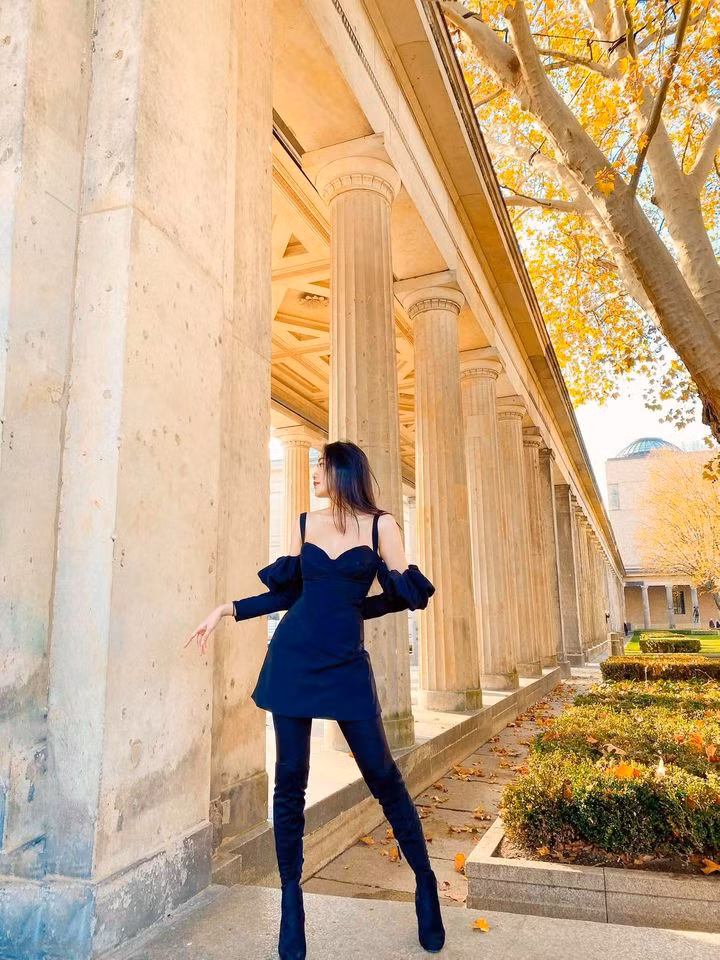 Thu Thảo trông cực sành điệu khi phối chiếc đầm hai dây cùng đôi boot cao cá tính.