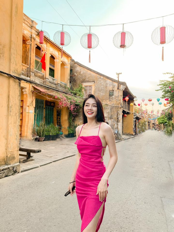 Dù đã 28 tuổi nhưng Thu Thảo vẫn trông cực trẻ trung và quyến rũ trong kiểu đầm 2 dây hở lưng táo bạo.