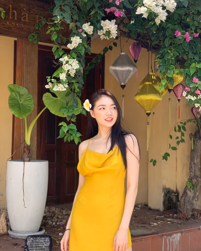 Nữ tiếp viên hàng không khá ưu ái các kiểu đầm hai dây khoe bờ vai thon trắng nõn nà.