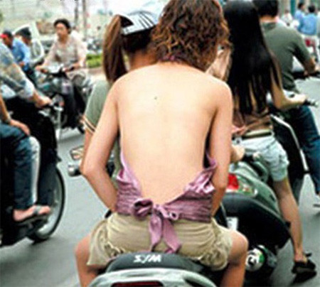 Họ diện những bộ trang phục chẳng khác nào cởi trần xuống phố, không che đậy, không nội y.