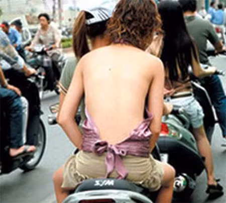 Họ diện những bộ trang phục chẳng khác nào cởi trần xuống phố, không che đậy, không nội y.