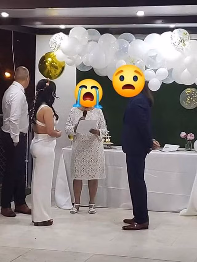 Bộ jumpsuit mà cô dâu mặc trên người có thiết kế cổ chữ V sâu hoắm và gần như hở hoàn toàn phần lưng. Cô dâu không hề mặc bất cứ áo lót hay áo bảo hộ nào, cố tình khoe vòng một "khủng" trông hết sức hớ hênh và phản cảm.