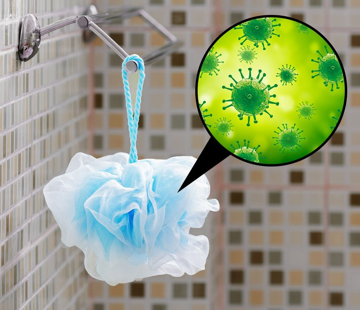 Sử dụng xơ mướp/bông tắm/bọt biển: Thói quen tai hại trong phòng tắm này giúp bạn dễ dàng loại bỏ bụi bẩn, da chết trên cơ thể. Tuy nhiên, chúng cũng tích tụ một lượng lớn vi khuẩn. Vì vậy sau khi sử dụng, bạn nên vệ sinh chúng sạch sẽ, cất ở nơi khô thoáng. Đừng quên thay mới thường xuyên để đảm bảo vệ sinh.
