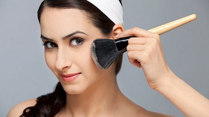 Dùng highlight chấm nhẹ lên các vùng cần bắt sáng như: gò má, xương chân mày, đầu mũi, cằm, thậm chí cả xương quai xanh.