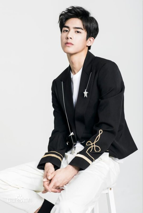 Dù chỉ mặc trang phục đơn giản như áo sơ mi, quần tây hay jean, anh vẫn dễ dàng nổi bật ở mọi góc quay.