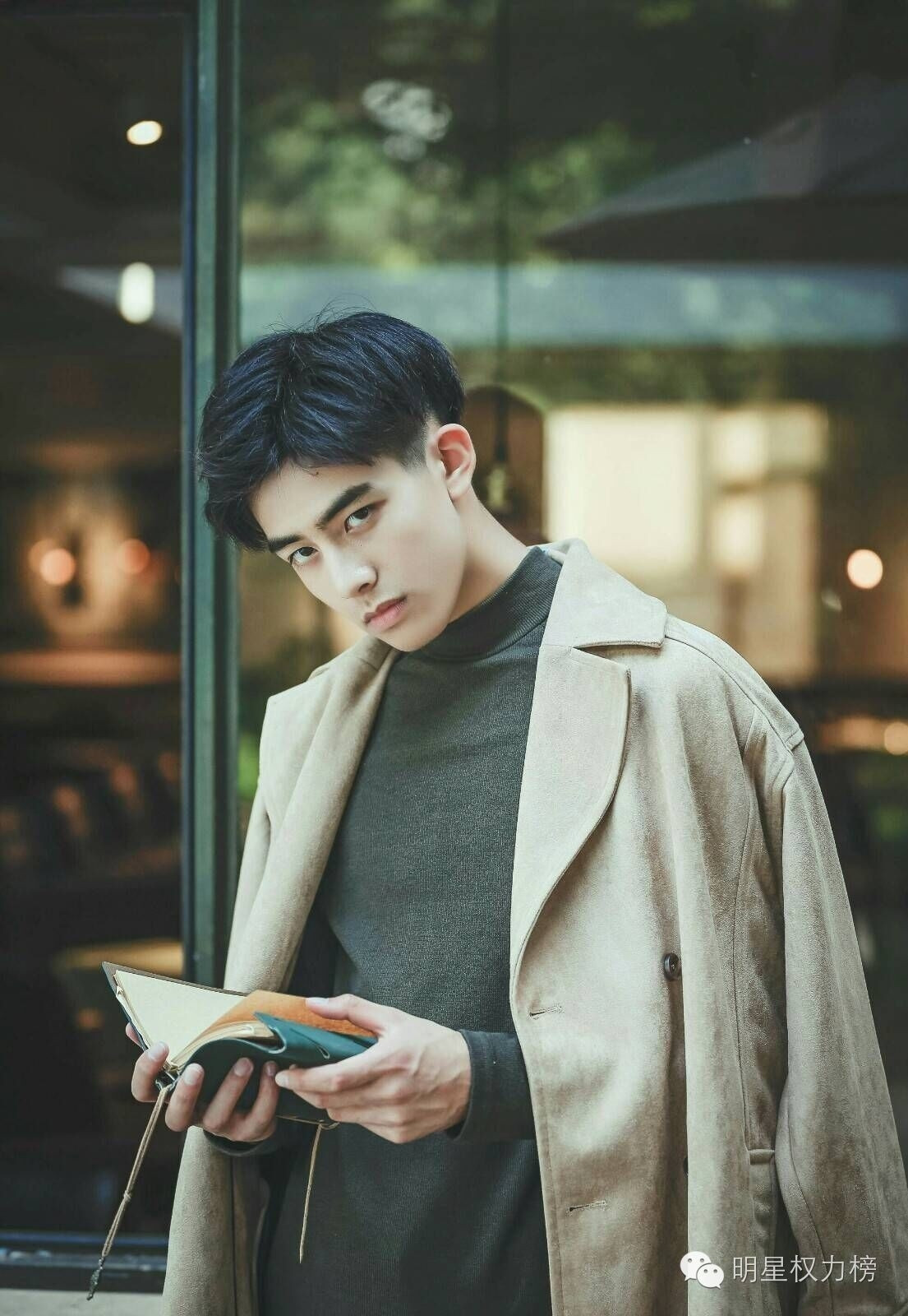 Ăn mặc sành điệu và thần thái cực chảnh khiến Tống Uy Long hút hồn biết bao cô gái.