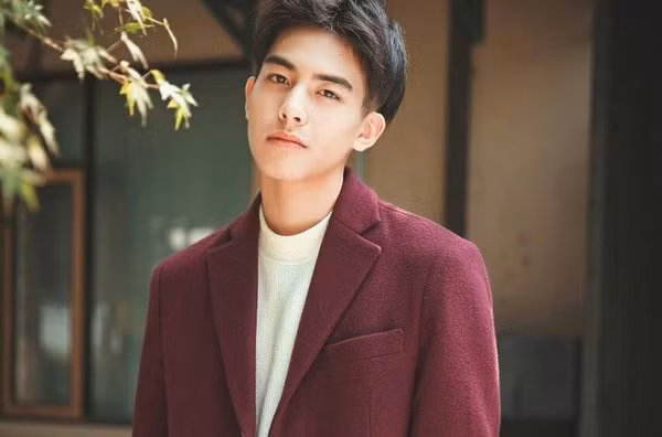 Nam chính "Trạm kế tiếp là hạnh phúc" khéo léo phối áo thun len trắng với áo khoác dạ màu đỏ đun nổi bật.