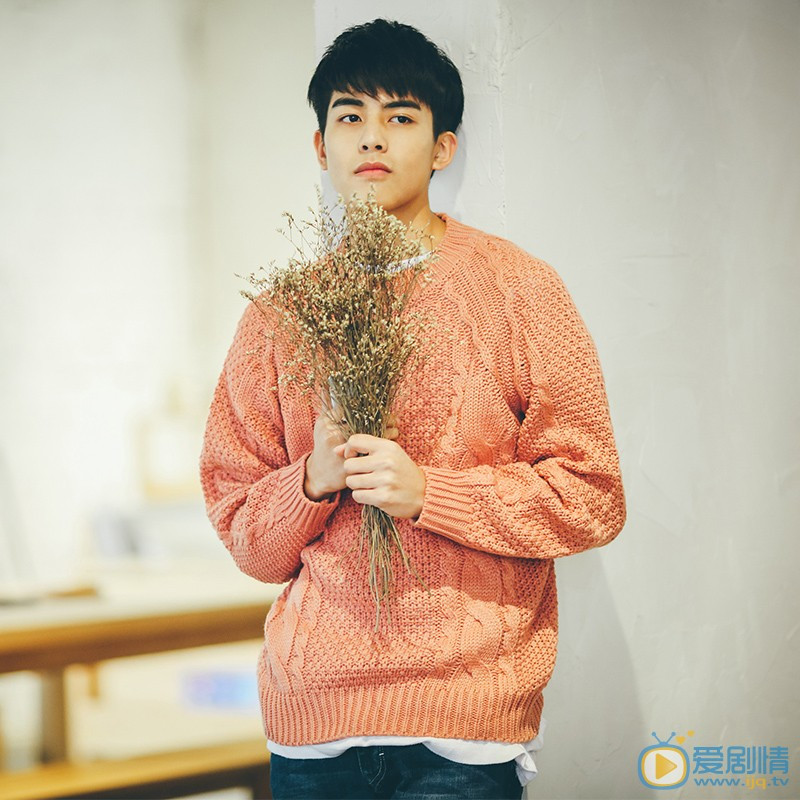 Anh diện chiếc áo len màu bã trầu với quần jean đơn giản mà cực kỳ bảnh bao.