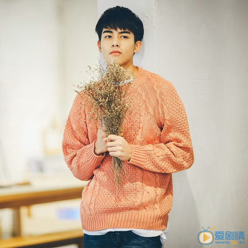 Anh diện chiếc áo len màu bã trầu với quần jean đơn giản mà cực kỳ bảnh bao.