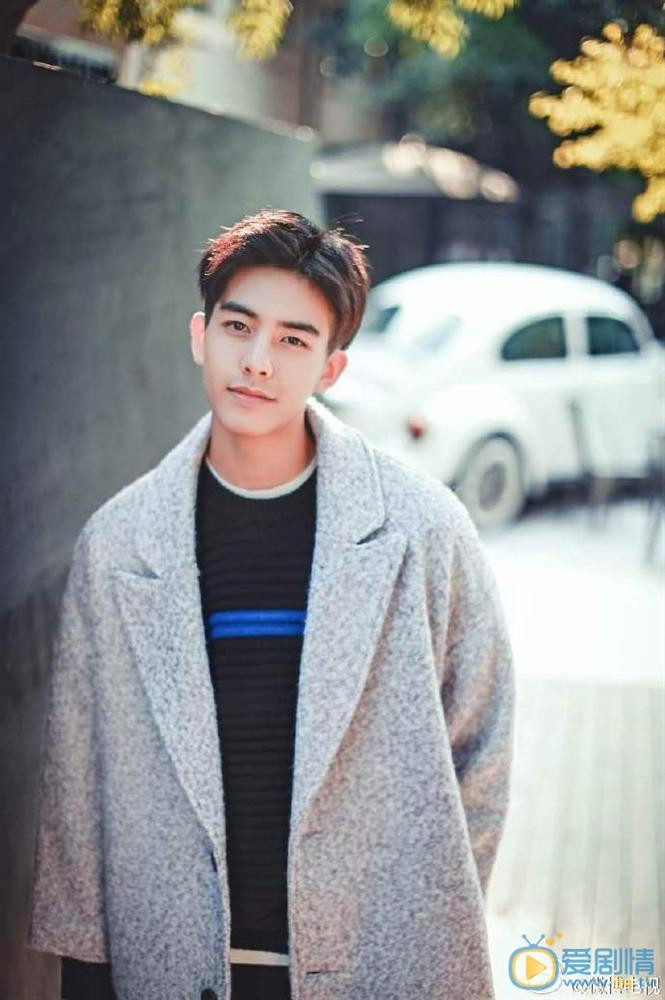 Áo len phối với áo khoác dạ là set đồ thường thấy trong tủ đồ của chàng trai trẻ.