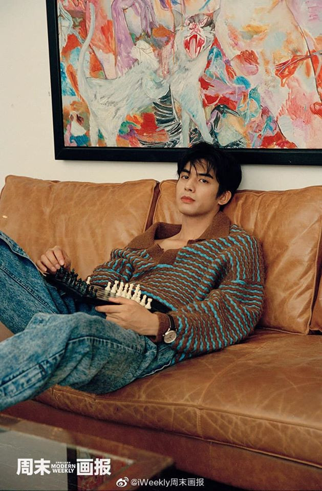 Tống Uy Long tự tin với phong cách bụi bặm, cá tính. Nguồn ảnh: Internet. Video "Minh Hằng chia sẻ về phong cách thời trang". Nguồn: VTC.