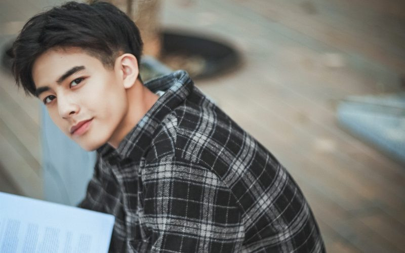 Anh chàng 20 tuổi trông cực điển trai và khỏe khoắn khi diện áo sơ mi kẻ đen trắng.