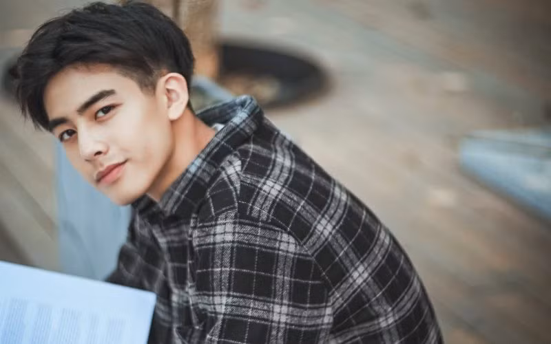 Anh chàng 20 tuổi trông cực điển trai và khỏe khoắn khi diện áo sơ mi kẻ đen trắng.